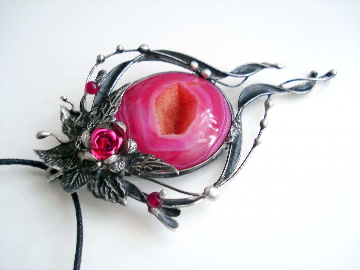 Barvený achát s drúzou