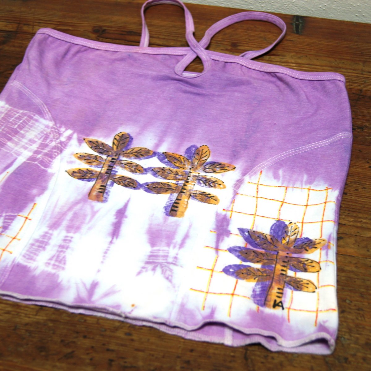 Malované tílko překřížené za bezva cenu