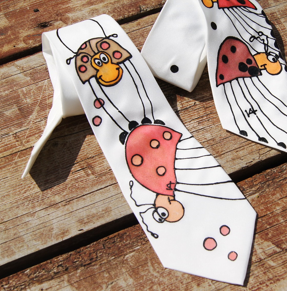 Ručně malovaná hedvábná kravata berušková III