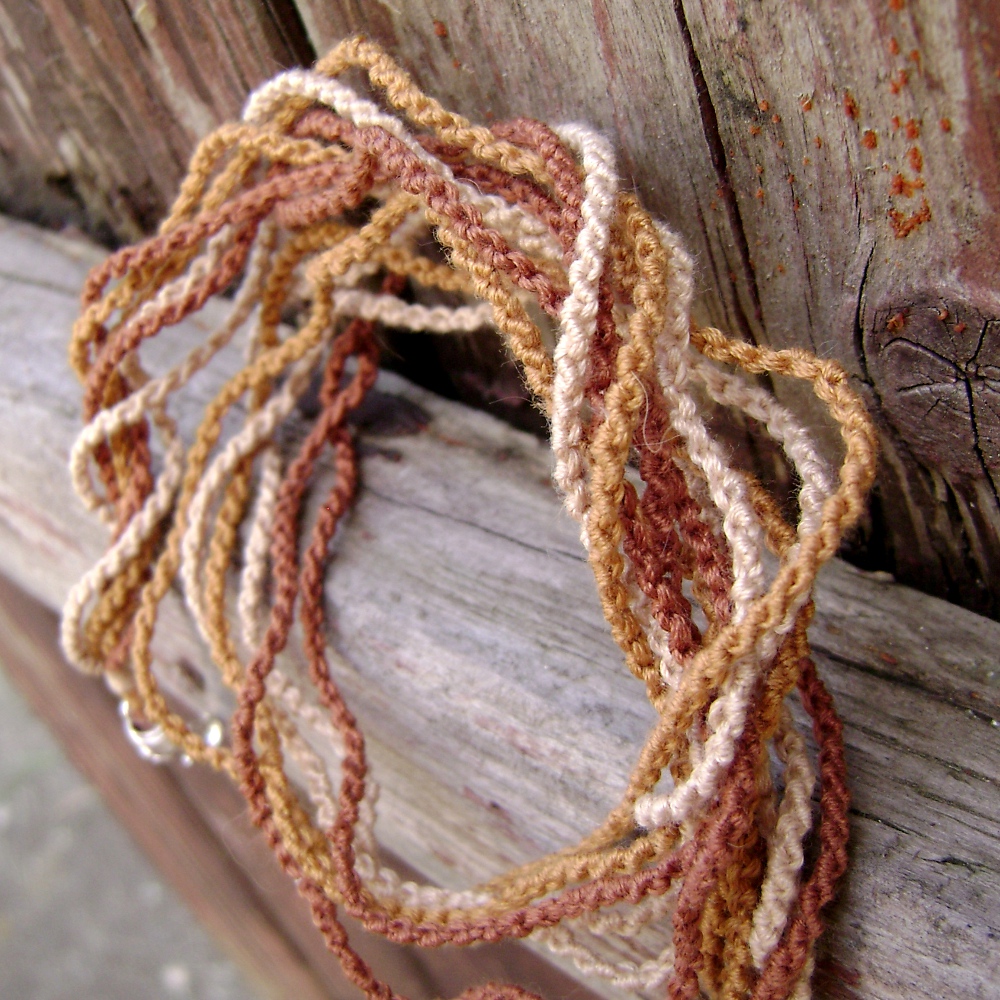 Bílá káva s karamelem