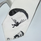 Bílá malovaná kravata pro padáčkáře