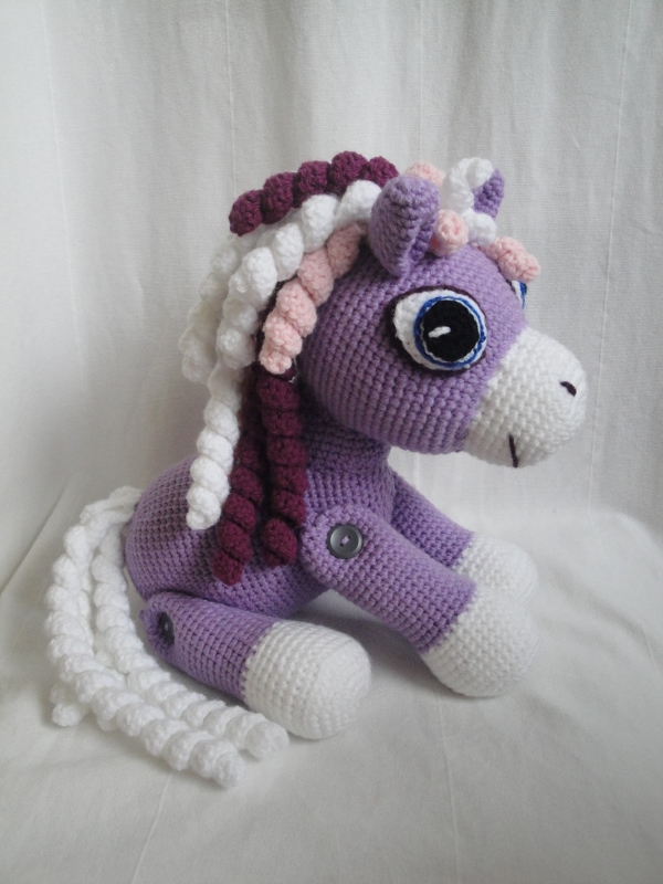 koník s barevnou hřívou