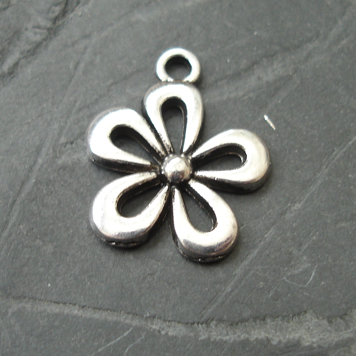 Přívěsek kytka 15 mm - 2ks - starostříbrný