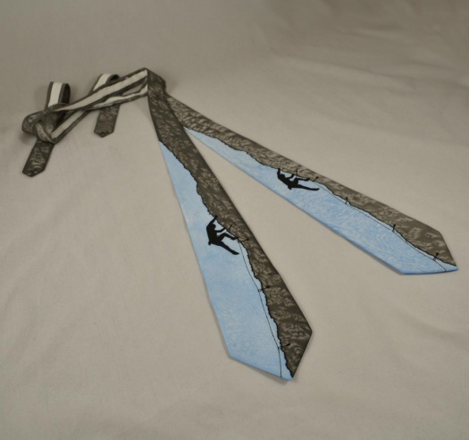 Hedvábná kravata s horolezcem šedo-modrá - rezervace