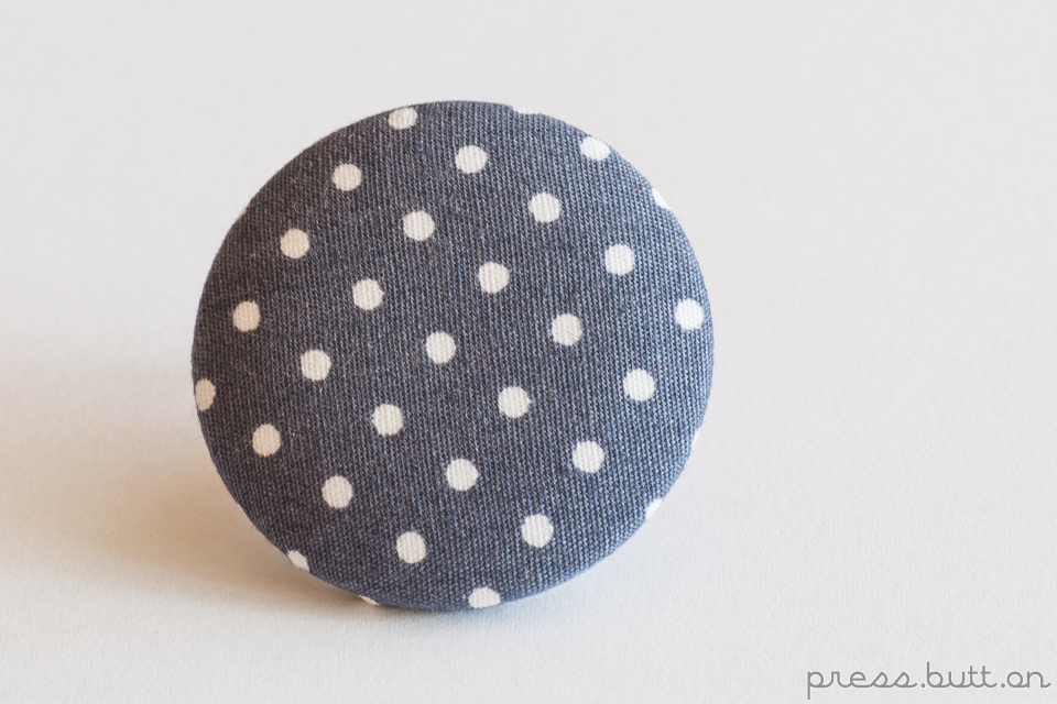 Šedá brož s puntíky