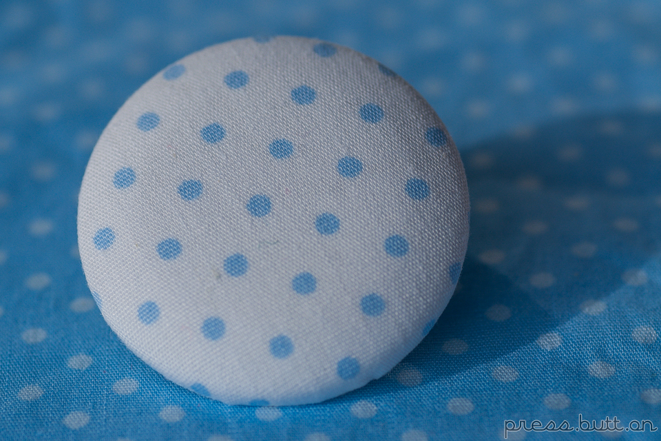 Bílá brož s puntíky