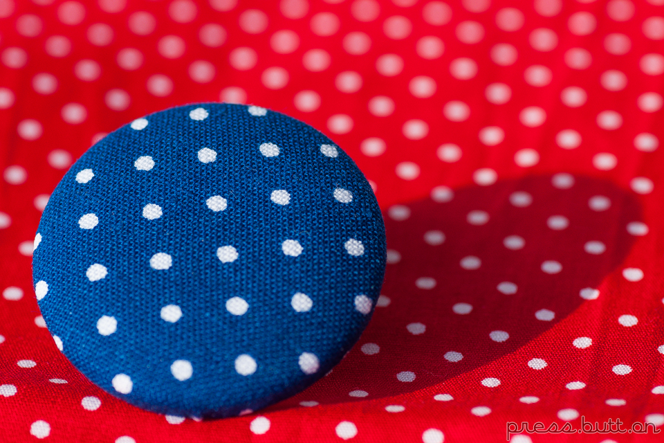 Modrá brož s puntíky