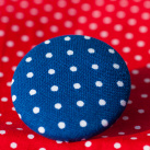 Modrá brož s puntíky
