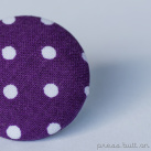 Purpurová brož s puntíky