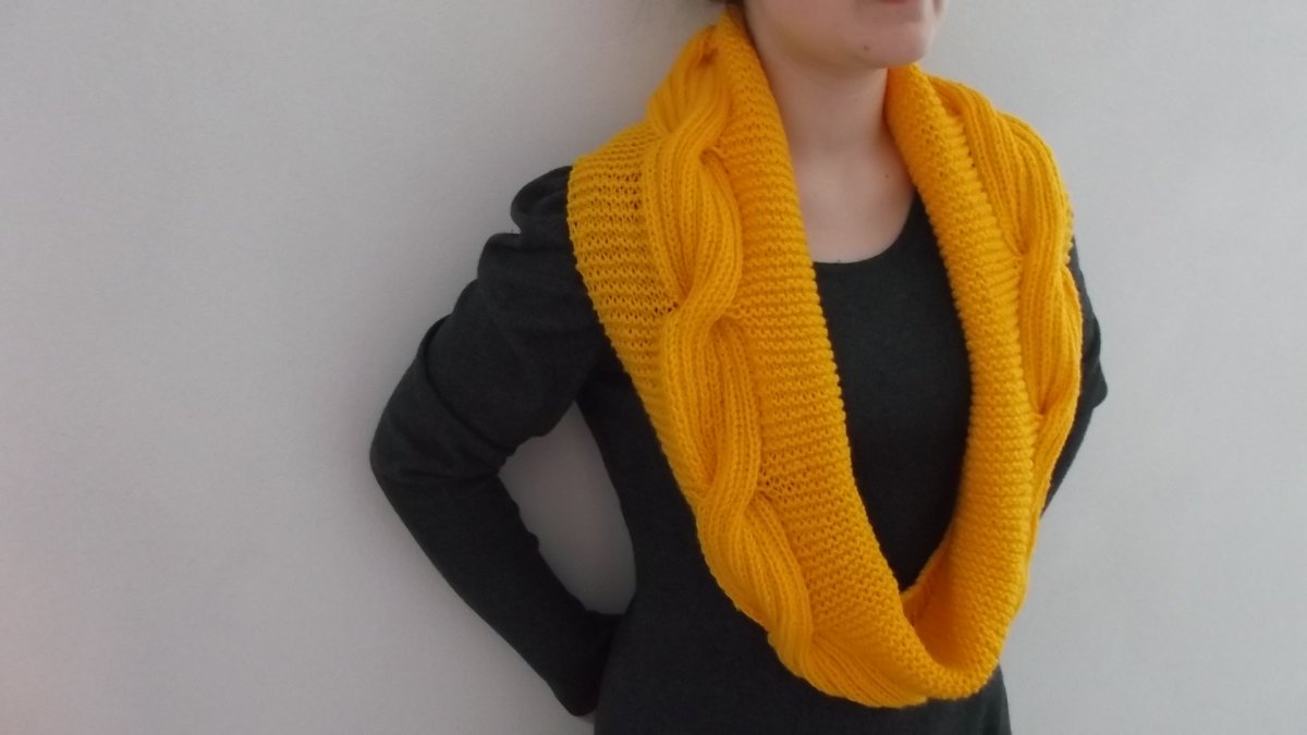 Ve sluneční lázni - ručně pletený nákrčník