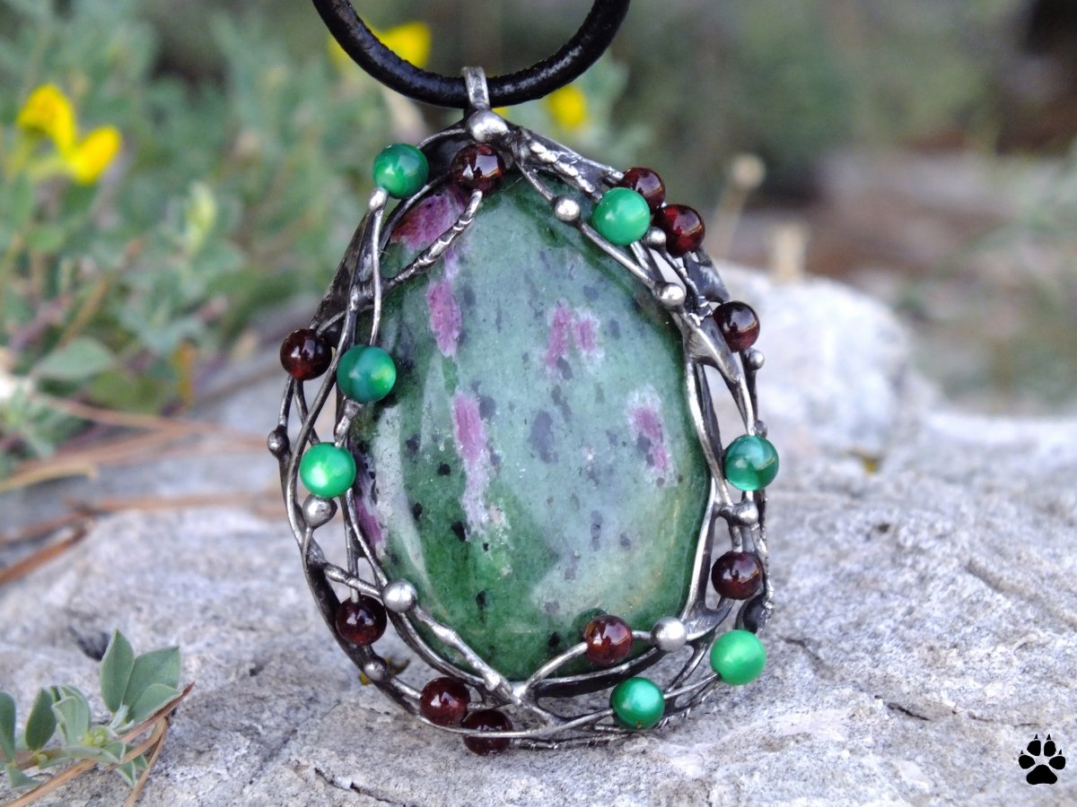 Rubín v zoisitu s granátem a perletí-náhrdelník