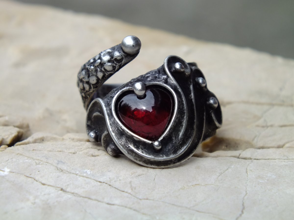 Prsten srdíčkový - granát almandin