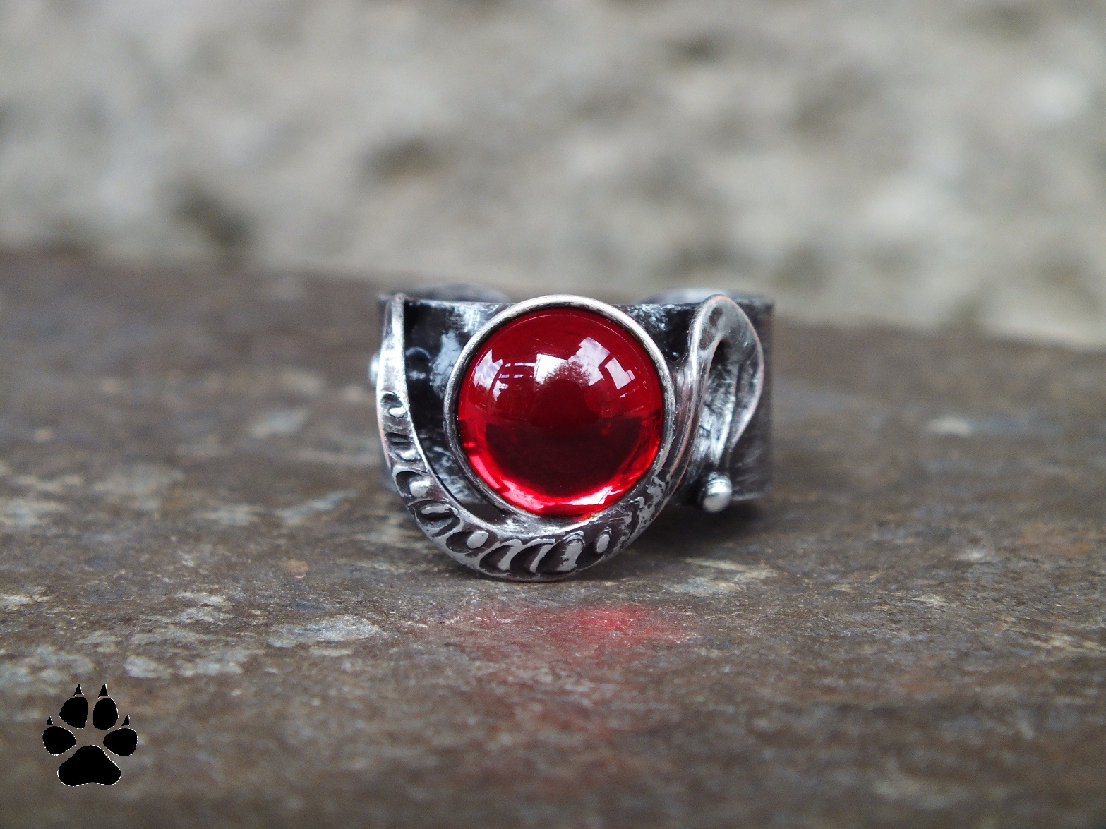 Červený prsten-šperkové sklo