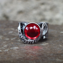 Červený prsten-šperkové sklo
