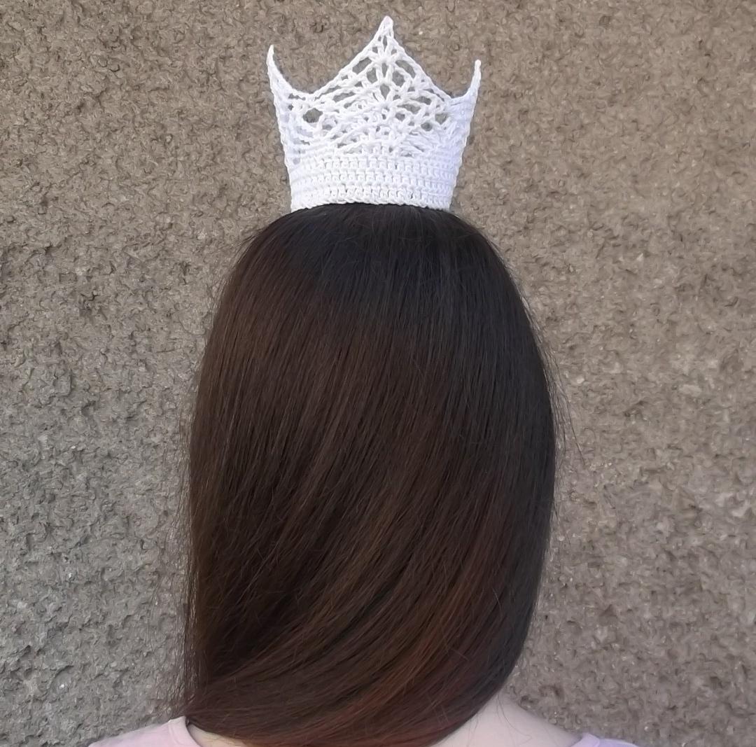 Háčkovaná krajková korunka malá - bílá