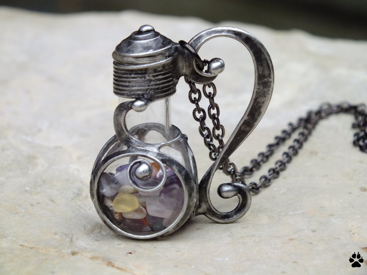 Lahvička s minerály