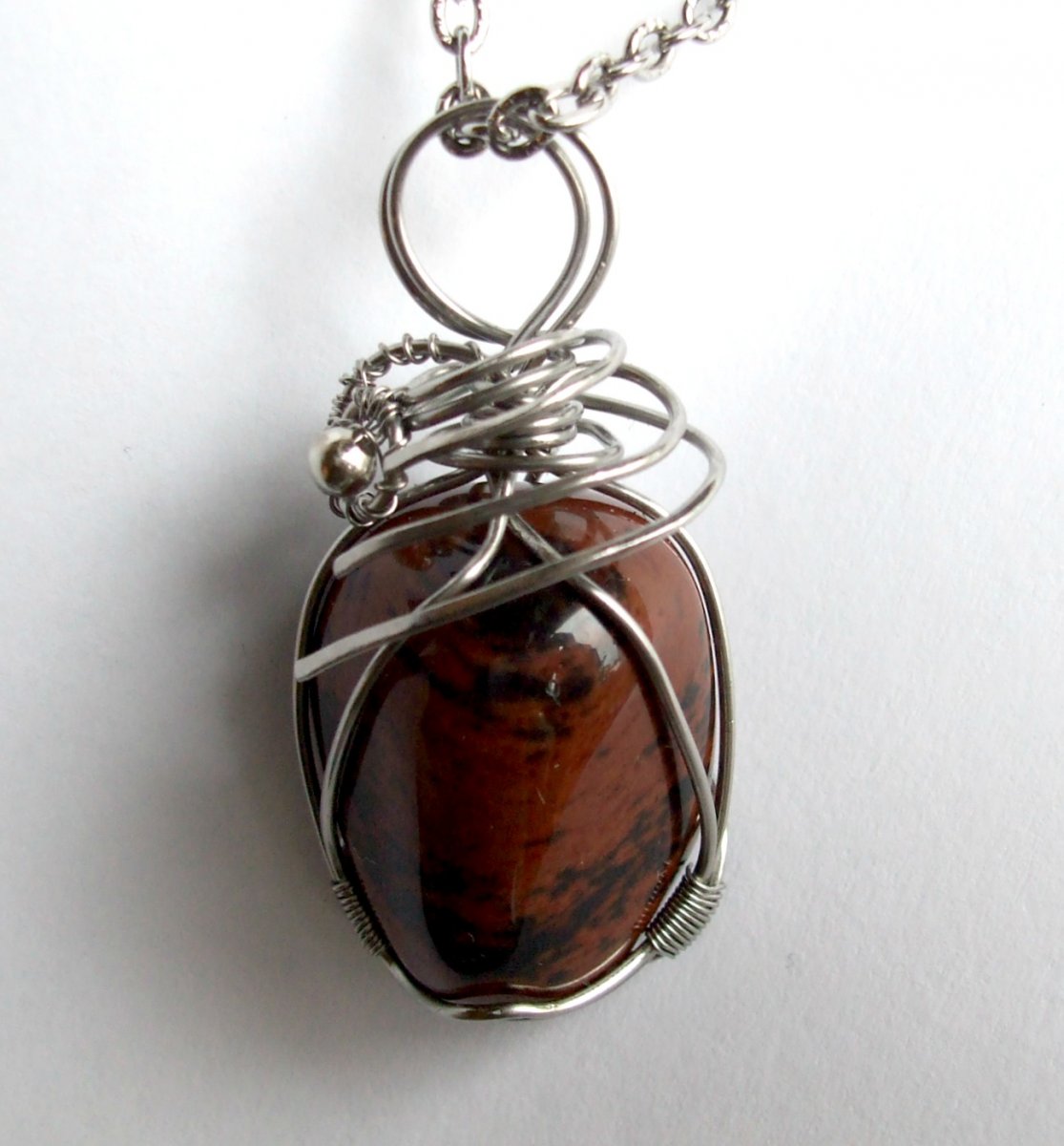 Obsidián - ochranný kámen.