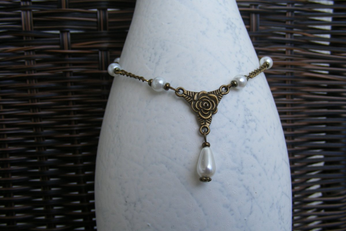 Na nožku  - bílý perličkový