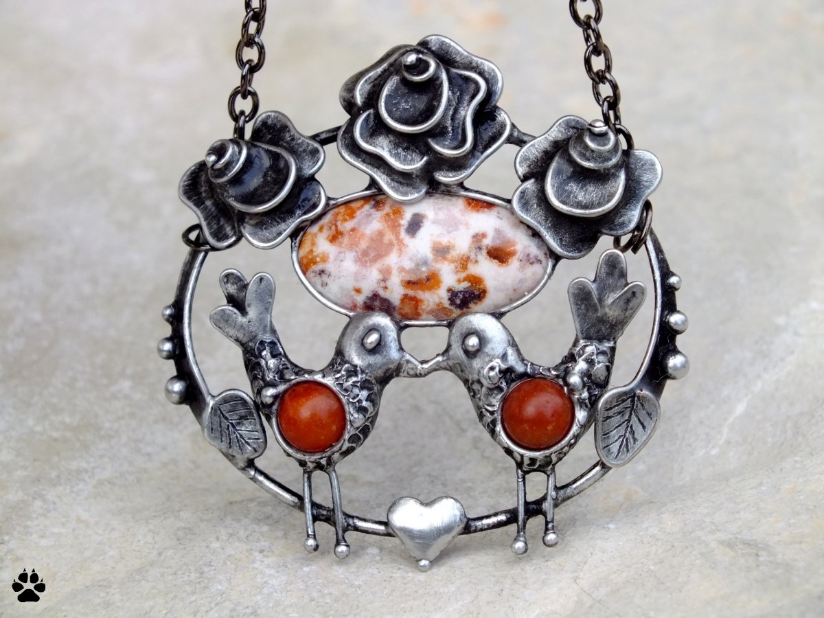 Pod růžovým keřem - opál, houbový korál