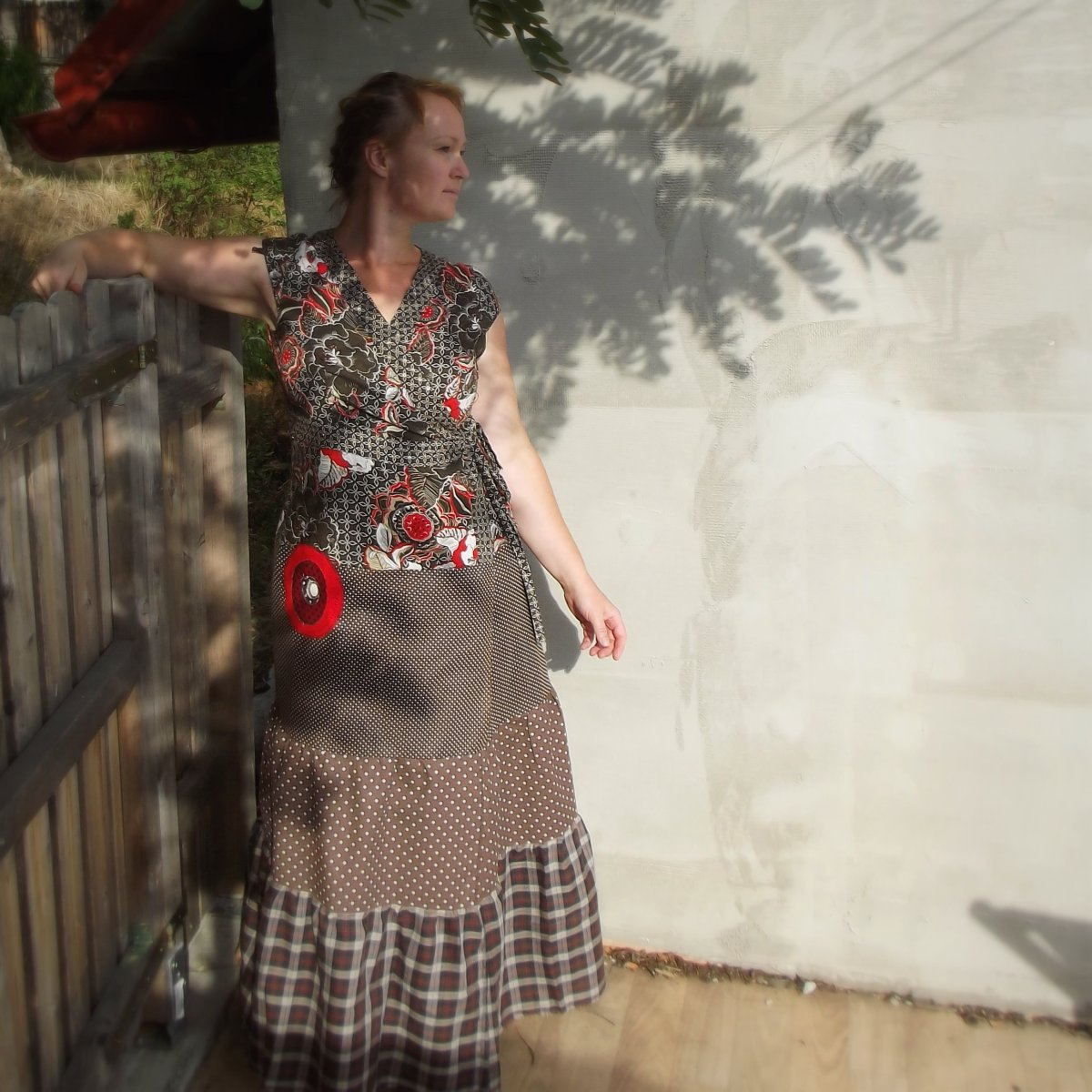 ...recyšaty...zavinov. hnědé s aplikací, vel.L-XL 