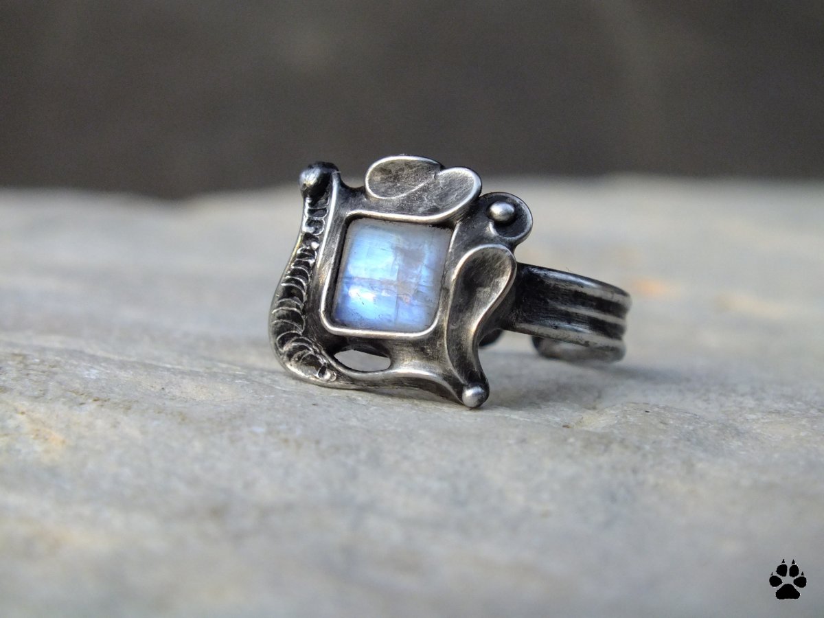 Prsten s měsíčním kamenem