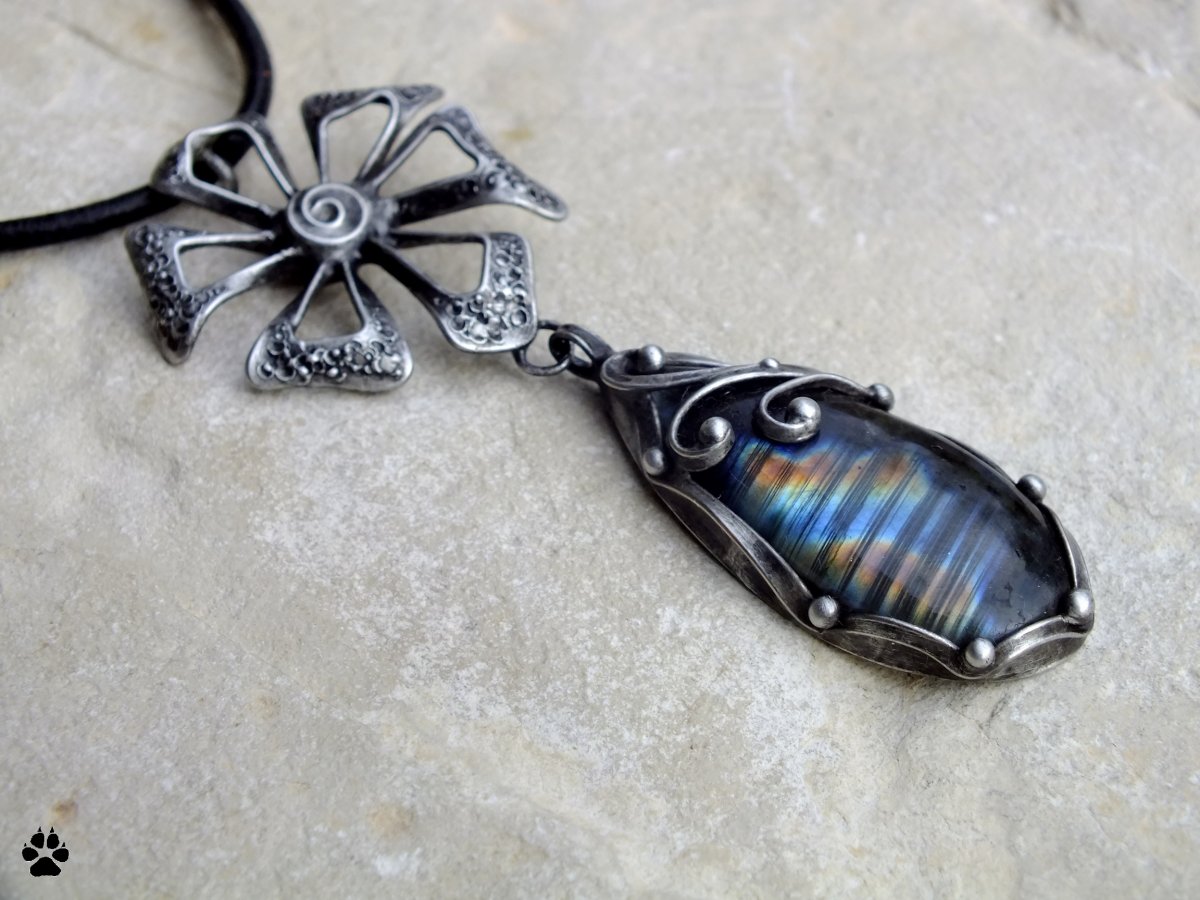 Kvetoucí labradorit