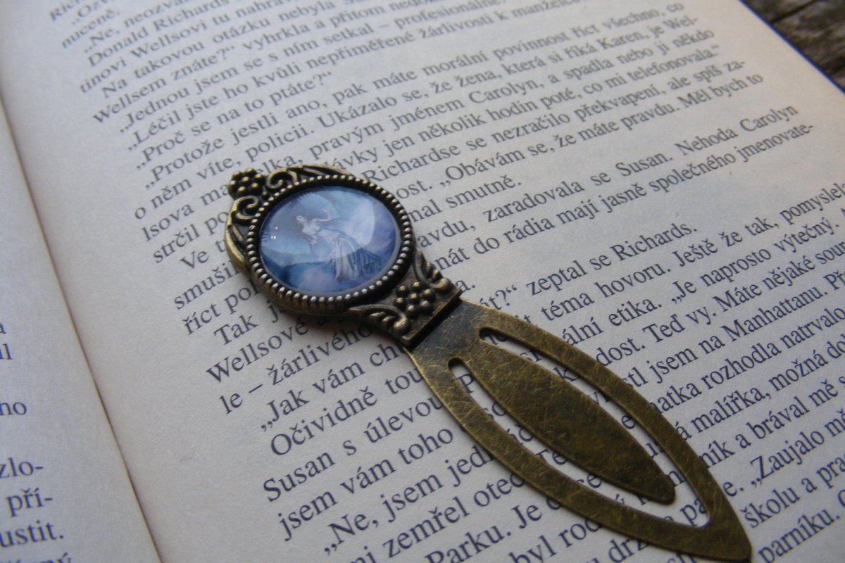 Bronzová záložka s andělíčkem 1