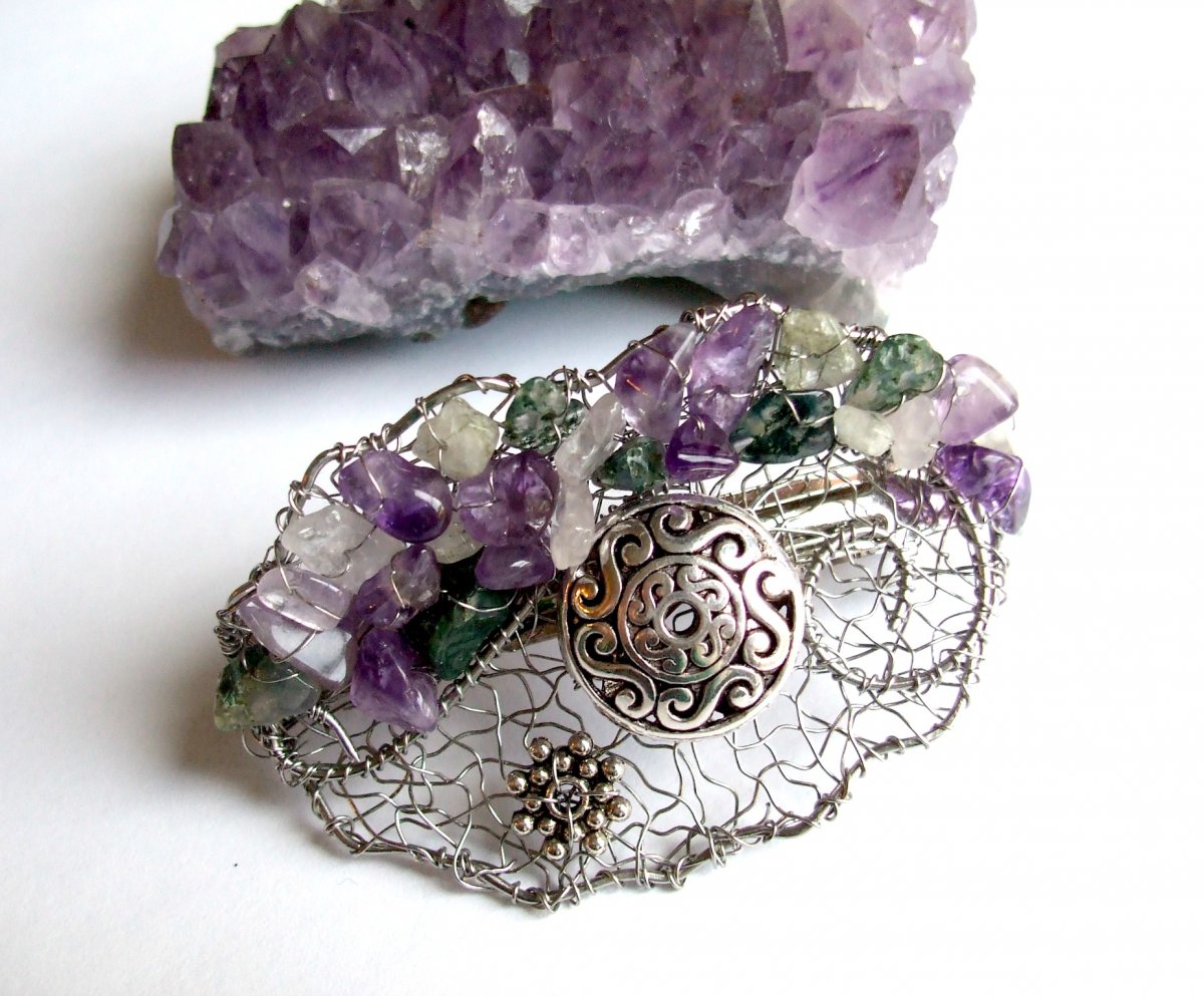 Vlasová sponka s polodrahokamy.