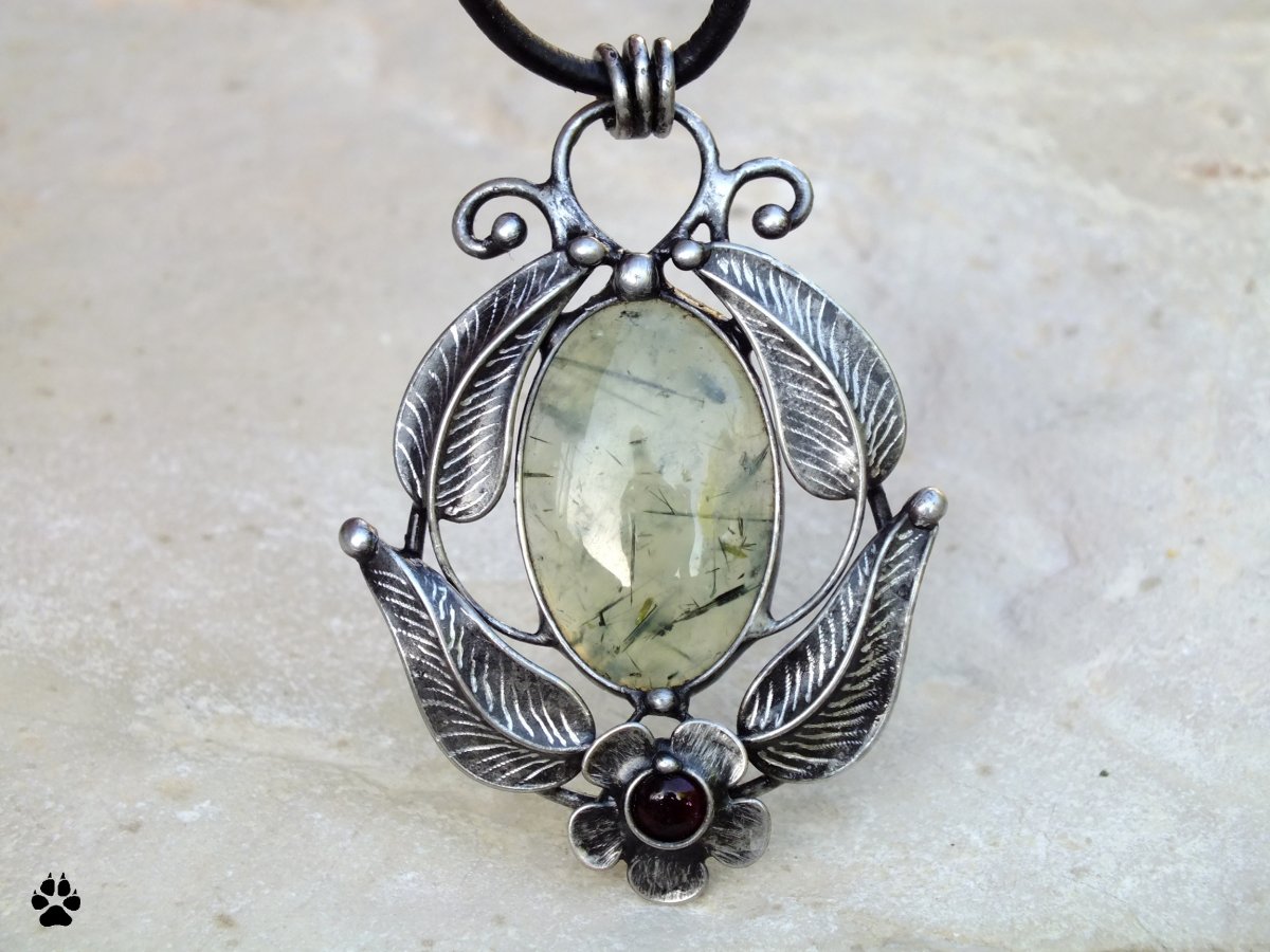 Ukrytý pod listy - prehnit s epidotem, granát