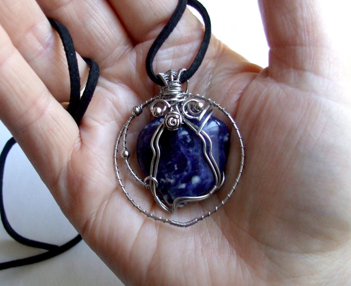 Sodalit tmavě modrý.