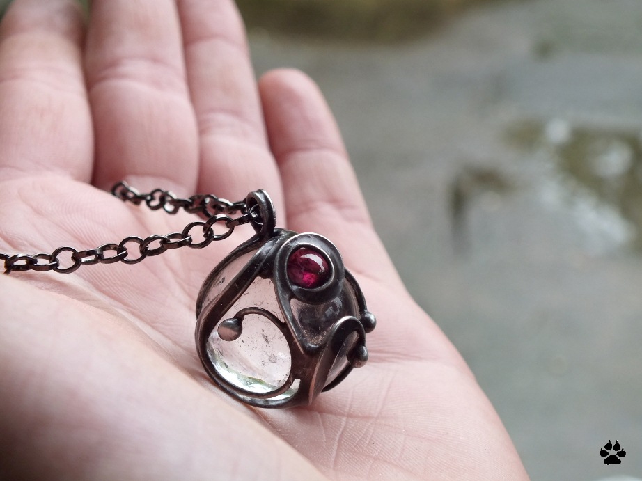 Křišťál a granát - cínovaný náhrdelník 