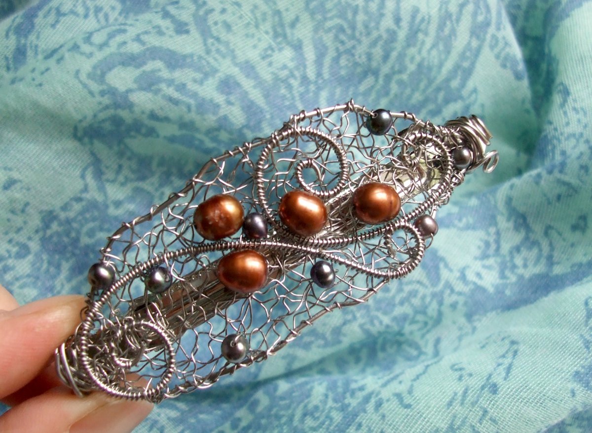 Spona do vlasů s perlami.