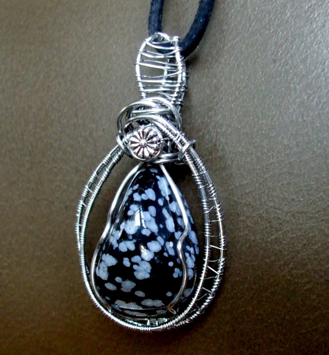 Obsidián - sopečné sklo.