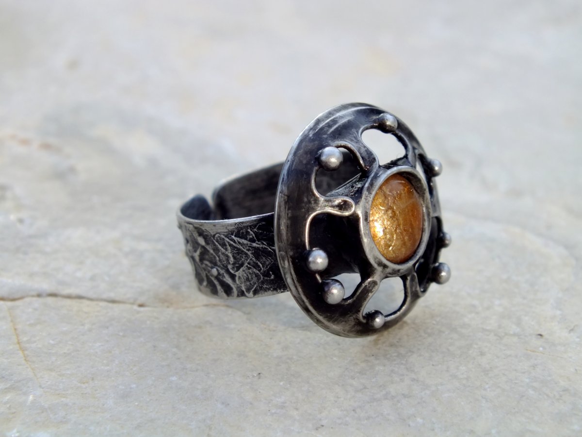 Sluneční energie-prsten se slunečním kamenem