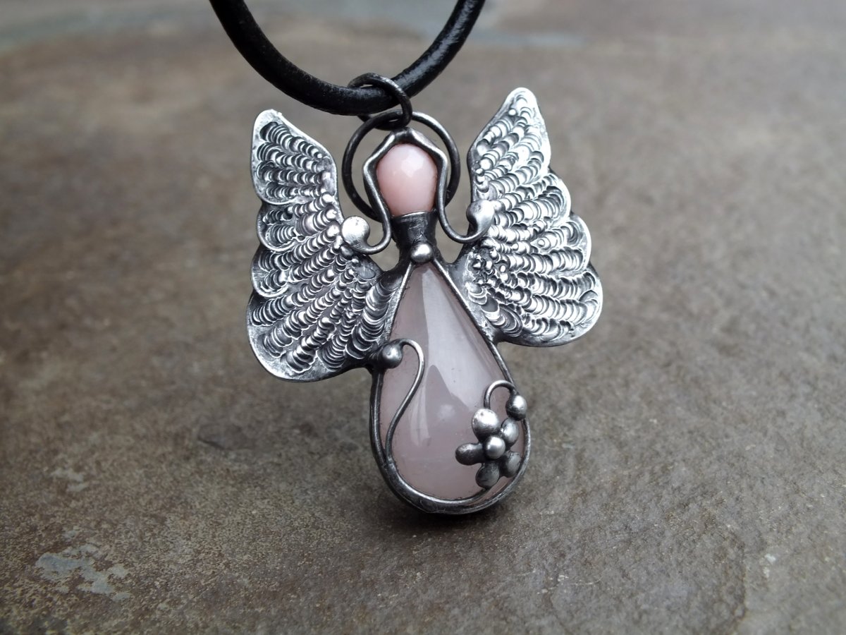 Andělka růženínová s opálem