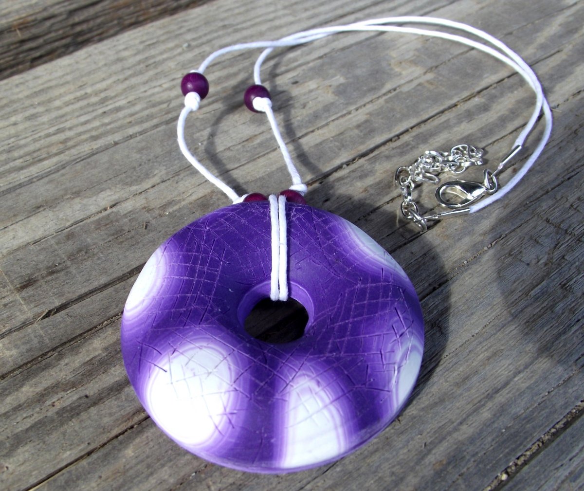 Fialový dutý náhrdelník