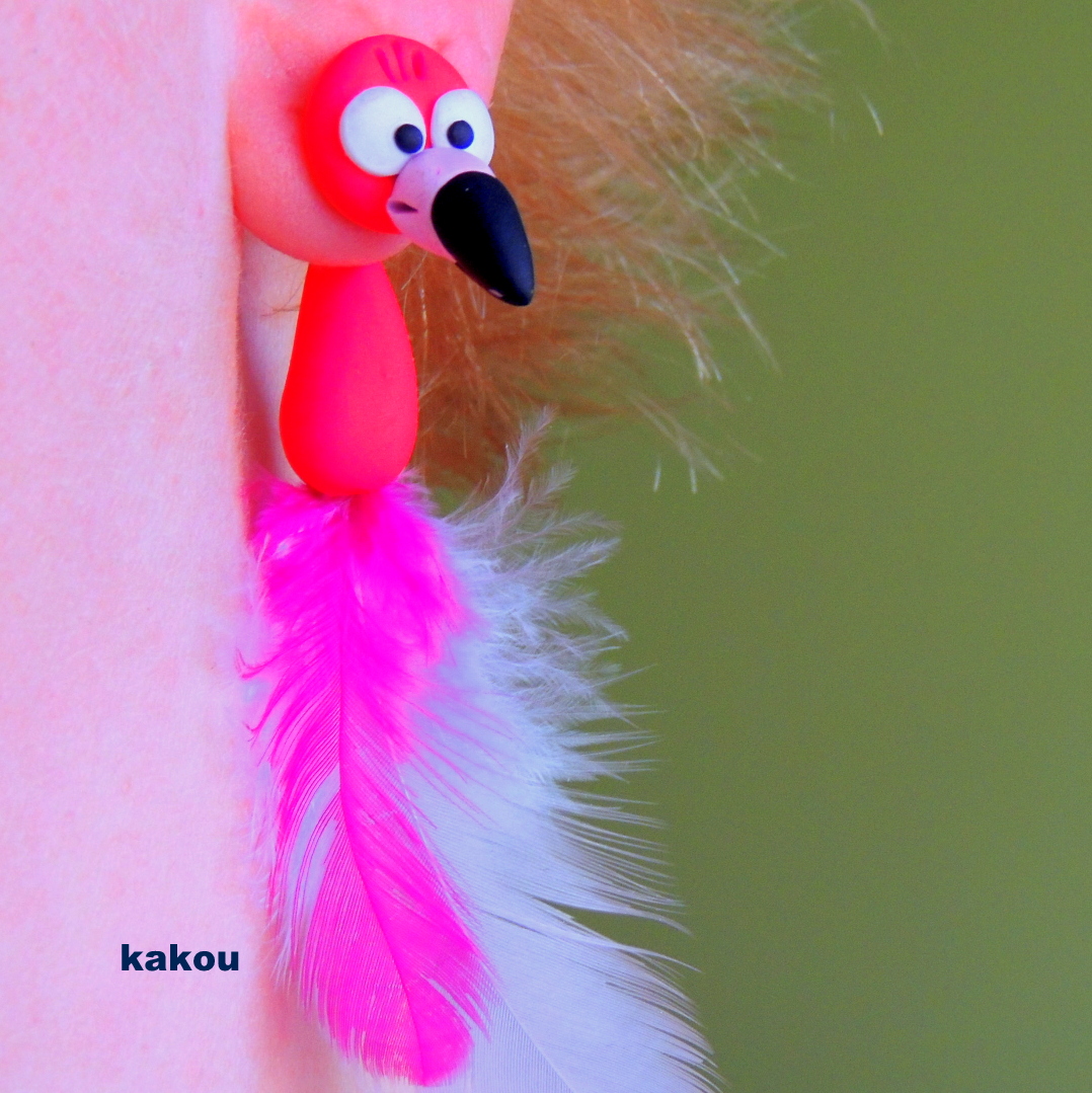 skrz ucho - plameňák s peřím