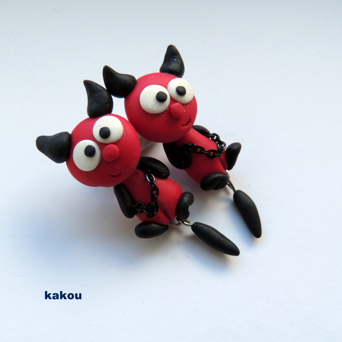 náušnice čertíci skrz ucho