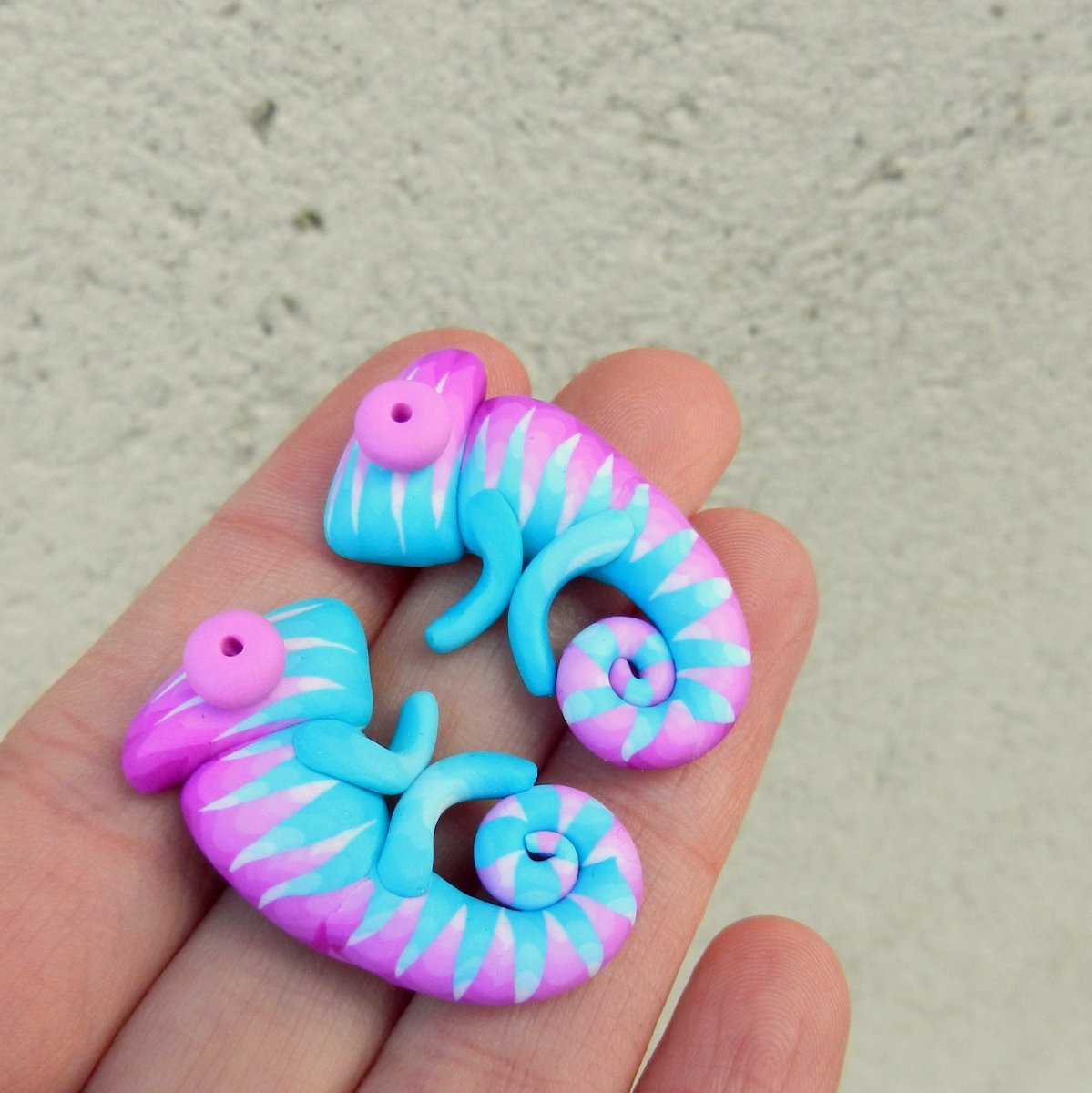 Chamíci azurovorůžoví do uší