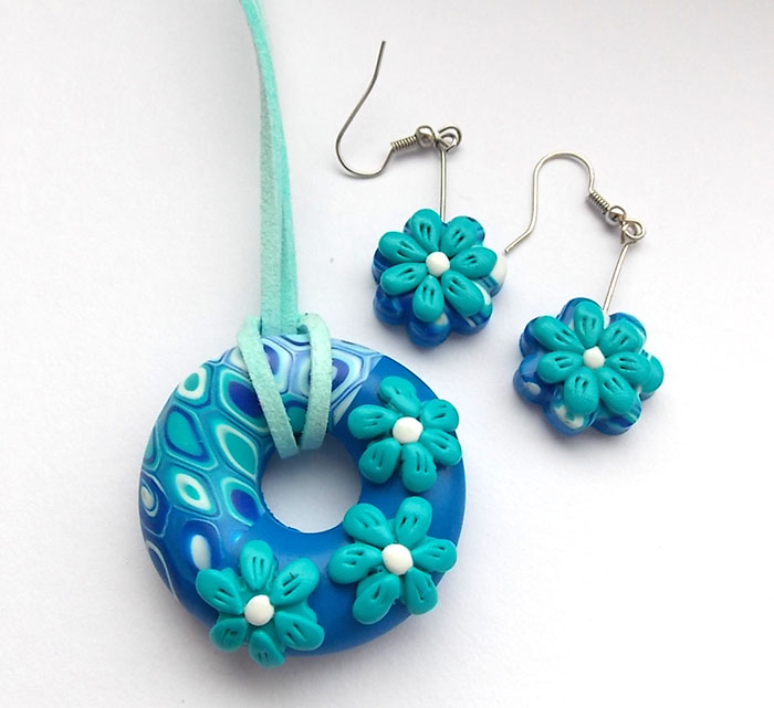 Kytičkovaný donutek