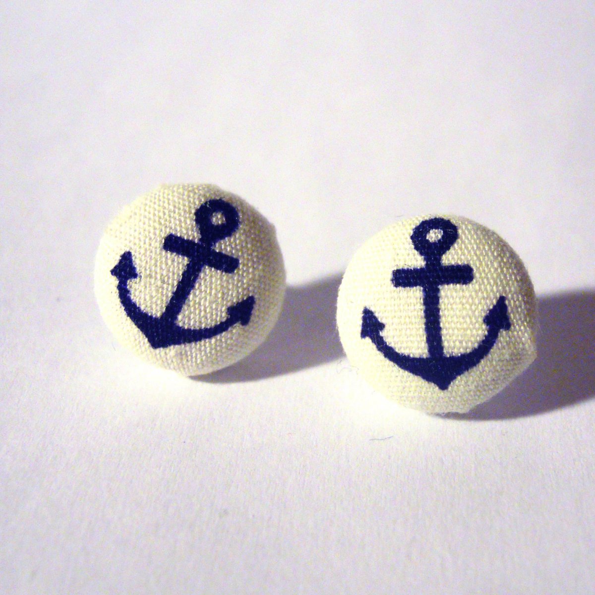 Náušnice: Bílé pecky s modrou kotvou