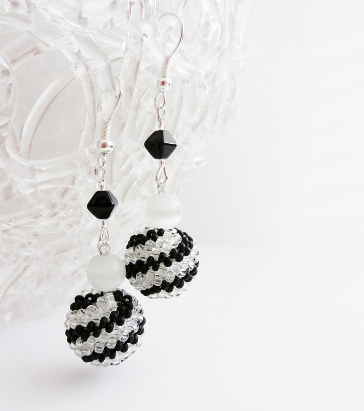 Další do černobílé kolekce