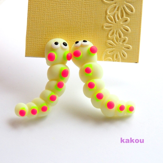 potvůrka kousavá - housenka svítivá