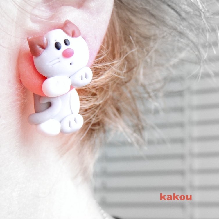 náušnice kočky - skrz ucho