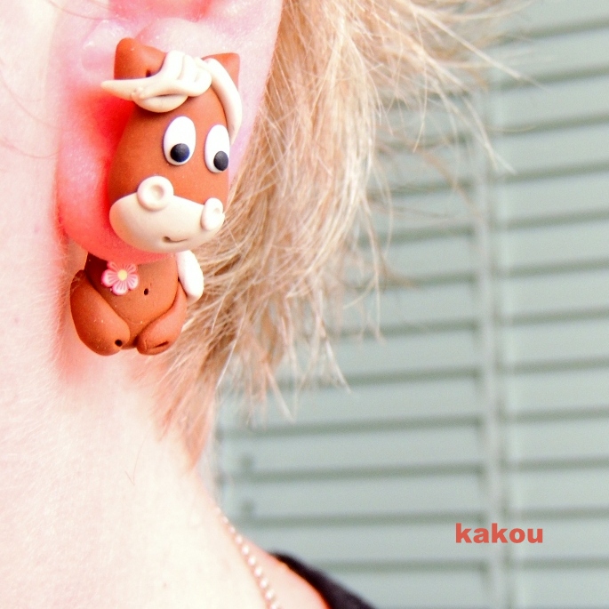 náušnice koníci - skrz ucho