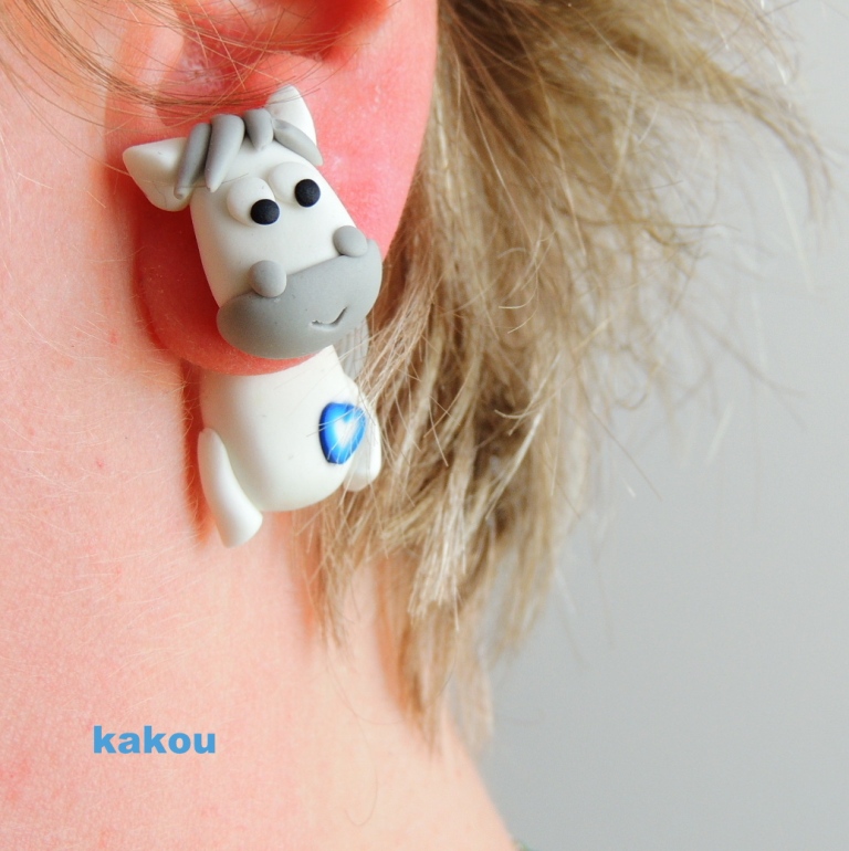 náušnice koníci bílí - skrz ucho