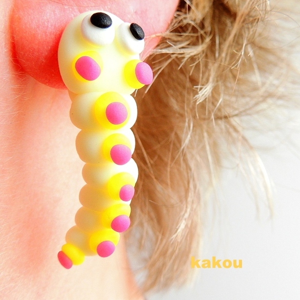 potvůrka kousavá - housenka svítivá