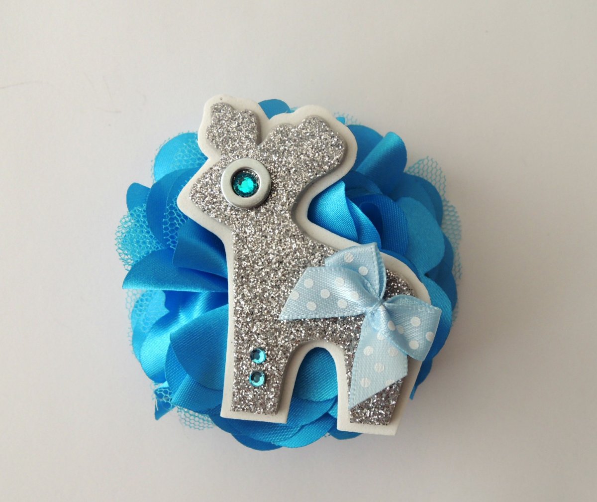 brož sob na květině