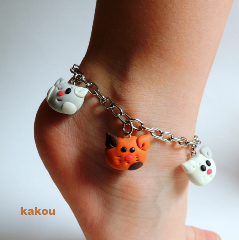 Na ruku či na kotník? Kočičkový