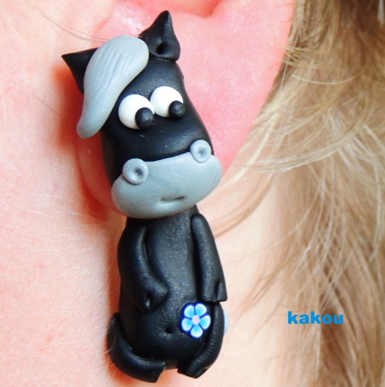 náušnice skrz ucho - koník černý